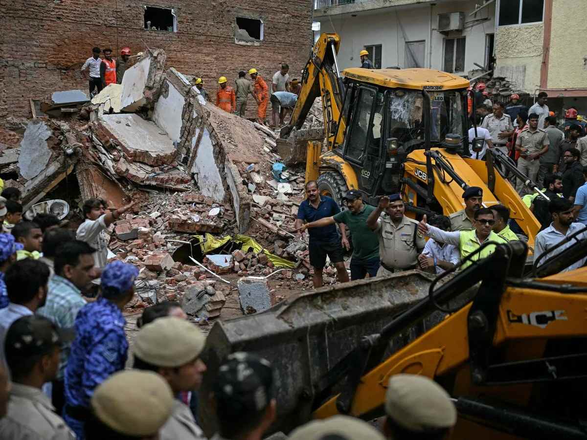 दिल्ली के सत्य निकेतन में इमारत गिरने से हादसा